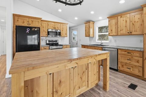 Tiny photo for 4645 NW 52nd Street, Redmond, OR 97756 (MLS # 220214388)