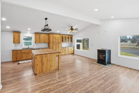 Tiny photo for 4645 NW 52nd Street, Redmond, OR 97756 (MLS # 220214388)