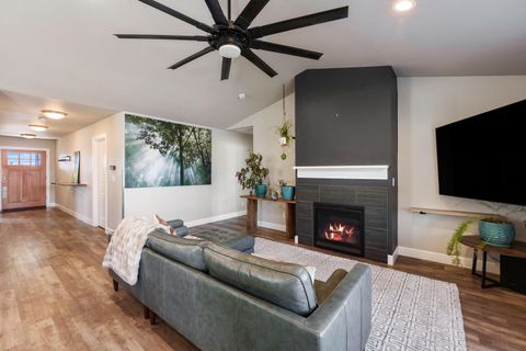 Tiny photo for 270 NW 33rd Street, Redmond, OR 97756 (MLS # 220217306)