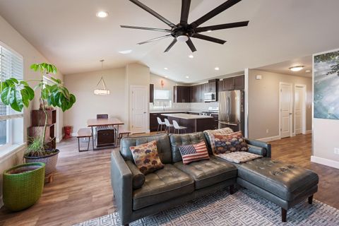 Tiny photo for 270 NW 33rd Street, Redmond, OR 97756 (MLS # 220217306)