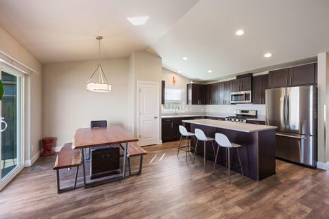 Tiny photo for 270 NW 33rd Street, Redmond, OR 97756 (MLS # 220217306)