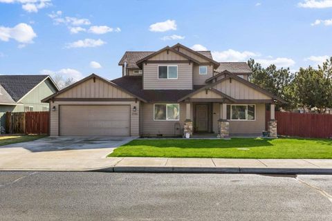 Photo of 2146 NW 22nd Street, Redmond, OR 97756 (MLS # 220215697)