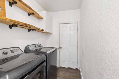 Tiny photo for 2146 NW 22nd Street, Redmond, OR 97756 (MLS # 220215697)