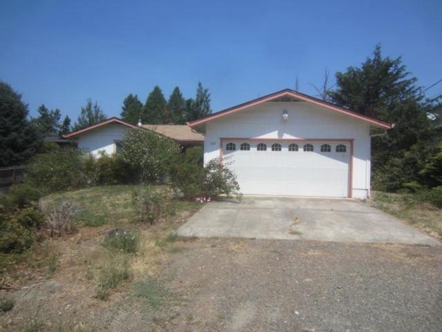 Nice 3 bedroom 2 bath home located on a quiet street in Rogue River, just minutes from the recreational activites provided by the Rogue River and surrounding area. This is a must see.