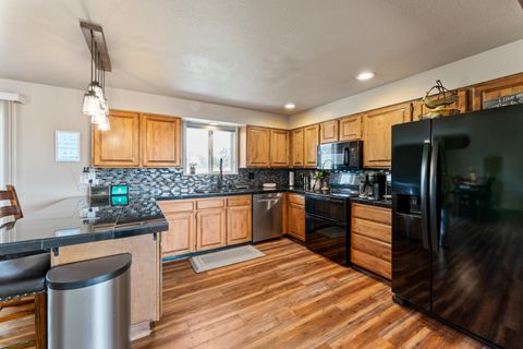 Tiny photo for 1923 NE Upas Avenue, Redmond, OR 97756 (MLS # 220216697)