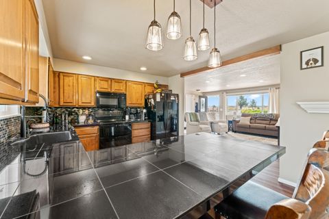 Tiny photo for 1923 NE Upas Avenue, Redmond, OR 97756 (MLS # 220216697)