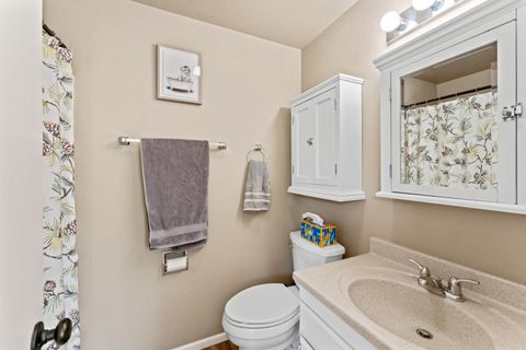 Tiny photo for 1923 NE Upas Avenue, Redmond, OR 97756 (MLS # 220216697)