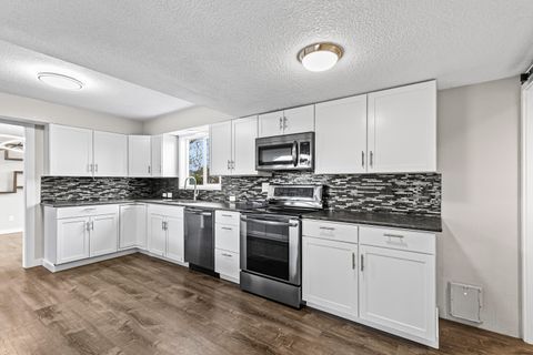 Tiny photo for 1737 Hybiscus Street, Medford, OR 97504 (MLS # 220212093)