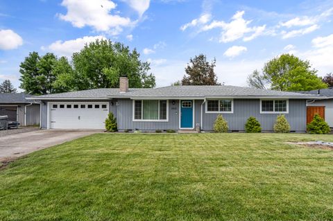 Photo of 2423 Delta Waters Road, Medford, OR 97504 (MLS # 220219986)