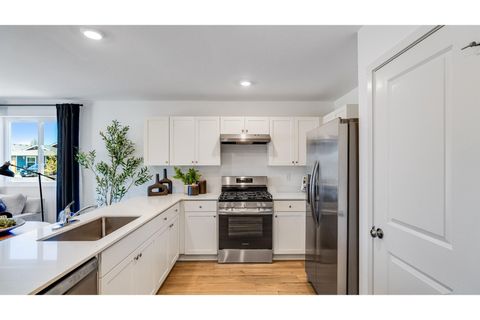 Tiny photo for 16675 Grey Pine St Pne, La Pine, OR 97739 (MLS # 220212912)