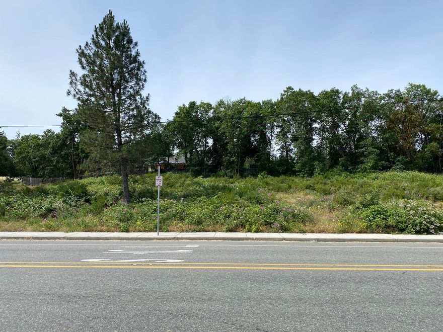 This is a great little piece of property in the heart of downtown Merlin Oregon.  High traffic area with great exposure.