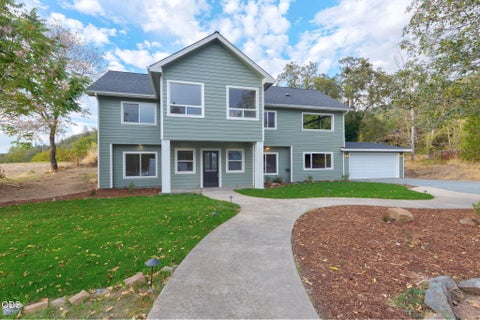 Photo of 1690 NE Beacon Drive, Grants Pass, OR 97526 (MLS # 220228843)