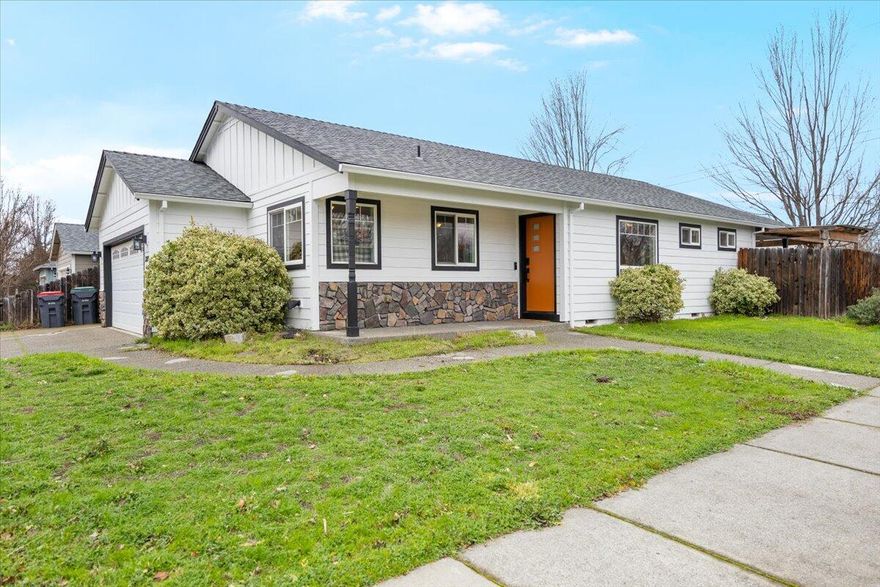 This 3 bedroom 2 bathroom 1272 sq. ft. home is move-in ready, as the current owners have taken excellent care of it. It has newer paint and appliances, an open living space, plus a sweet covered back patio and yard. It's conveniently located near parks, schools, and shopping.
Please note: the washer/dryer unit shown in the pictures is not included.