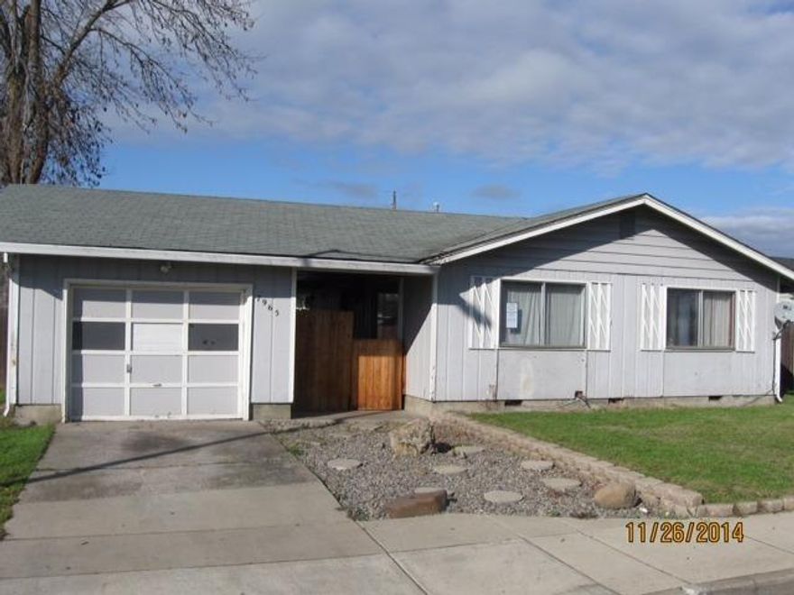 Very Nice Home needs a little TLC. Bathroom was remodeled, hardwood floors, Nice size bedrooms. Open Floor Plan. Nice Family neighborhood. Close to Schools. Check with attached docs. Buyers must prequel with Greenlight for all financed offers but don't have to use them.