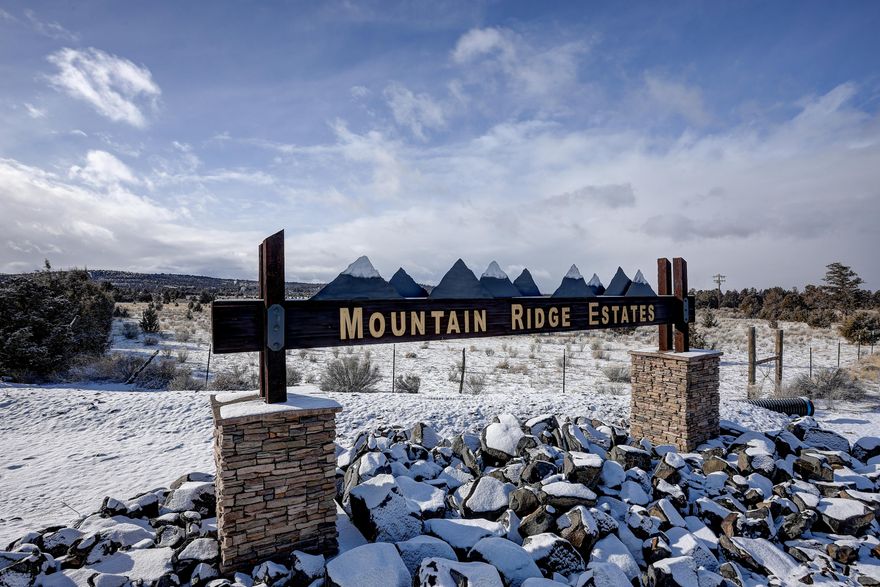 Perfect location to build your dream home in the gated community of Mt Ridge Estates! This  level 2+ acres has it all! Privacy, shared well, approved standard septic, underground utilities & paved streets. Located just minutes to the Prineville Reservoir & 1000's of acres of public lands. Enjoy unlimited recreational activities right outside your front door!