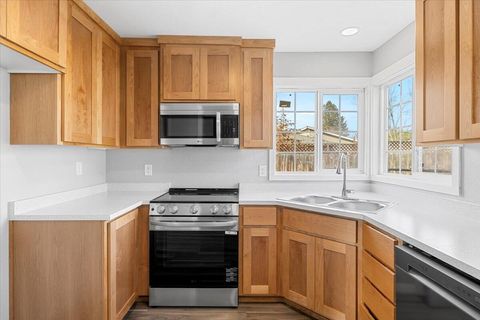 Tiny photo for 832 Wabash Avenue, Medford, OR 97504 (MLS # 220217186)