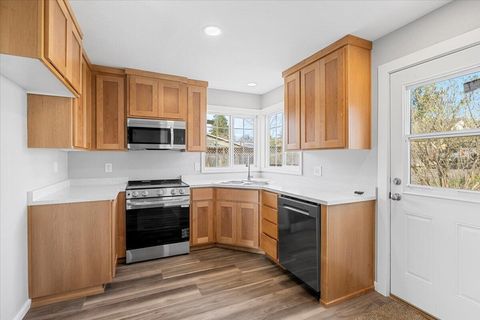 Tiny photo for 832 Wabash Avenue, Medford, OR 97504 (MLS # 220217186)