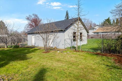 Tiny photo for 832 Wabash Avenue, Medford, OR 97504 (MLS # 220217186)