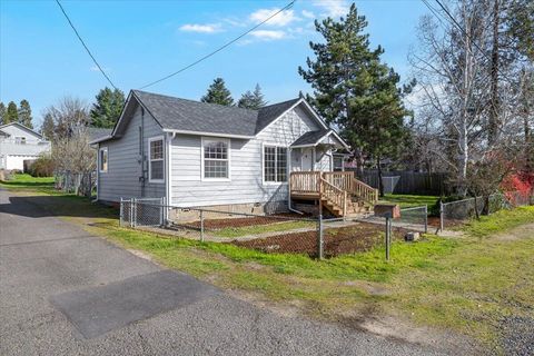 Tiny photo for 832 Wabash Avenue, Medford, OR 97504 (MLS # 220217186)