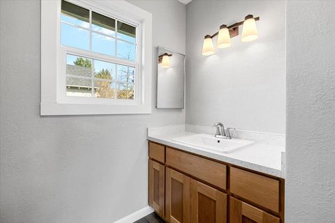 Tiny photo for 832 Wabash Avenue, Medford, OR 97504 (MLS # 220217186)