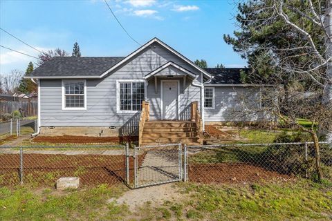 Photo of 832 Wabash Avenue, Medford, OR 97504 (MLS # 220217186)
