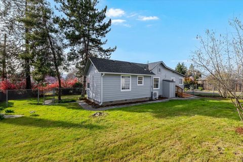 Tiny photo for 832 Wabash Avenue, Medford, OR 97504 (MLS # 220217186)