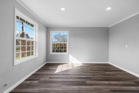 Tiny photo for 832 Wabash Avenue, Medford, OR 97504 (MLS # 220217186)