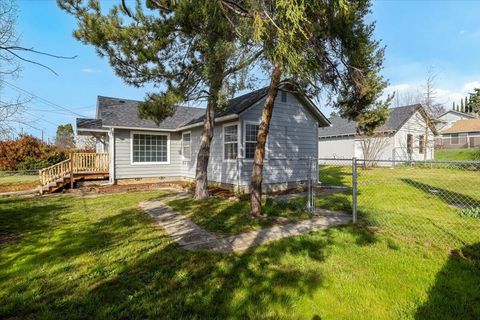 Tiny photo for 832 Wabash Avenue, Medford, OR 97504 (MLS # 220217186)