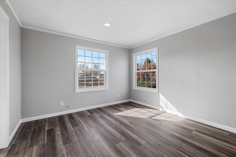 Tiny photo for 832 Wabash Avenue, Medford, OR 97504 (MLS # 220217186)