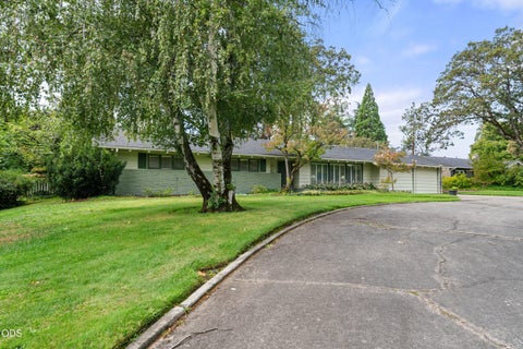 Photo of 2232 Siskiyou Boulevard, Medford, OR 97504 (MLS # 220228847)