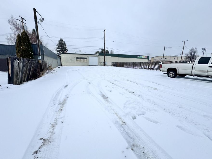 Commercial lot with excellent location! Near the heart of downtown. Alley access from the rear. Easy access from either S 6th or 5th streets. Utilities in place at street. Zoned General Commercial. Although all statements in this listing are thought to be accurate, buyer to do their own due diligence.