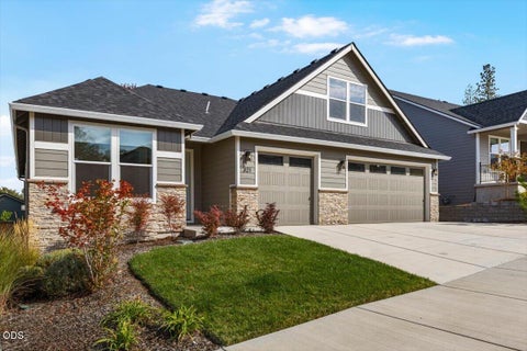 Photo of 321 Arrowhead Trail, Eagle Point, OR 97524 (MLS # 220229065)