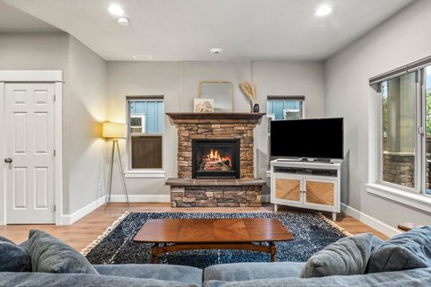 Tiny photo for 21352 NE Evelyn Place, Bend, OR 97701 (MLS # 220212041)