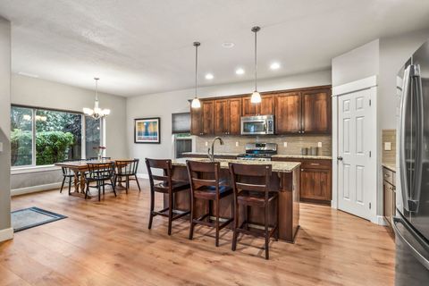 Tiny photo for 21352 NE Evelyn Place, Bend, OR 97701 (MLS # 220212041)