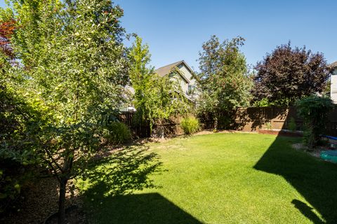 Tiny photo for 21352 NE Evelyn Place, Bend, OR 97701 (MLS # 220212041)