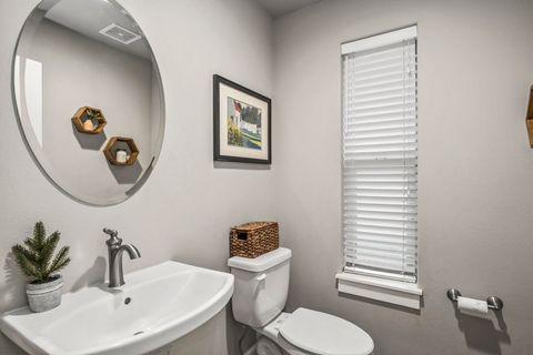 Tiny photo for 21352 NE Evelyn Place, Bend, OR 97701 (MLS # 220212041)