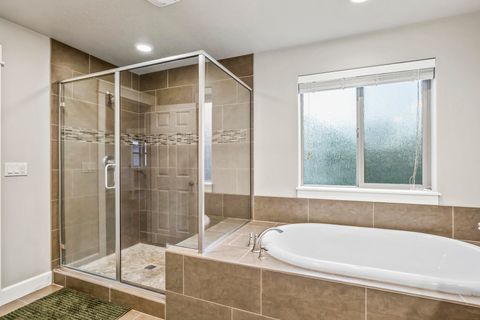 Tiny photo for 21352 NE Evelyn Place, Bend, OR 97701 (MLS # 220212041)