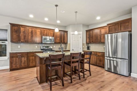 Tiny photo for 21352 NE Evelyn Place, Bend, OR 97701 (MLS # 220212041)