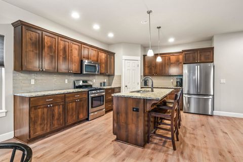 Tiny photo for 21352 NE Evelyn Place, Bend, OR 97701 (MLS # 220212041)