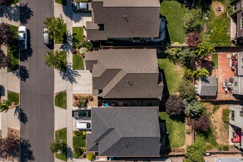 Tiny photo for 21352 NE Evelyn Place, Bend, OR 97701 (MLS # 220212041)