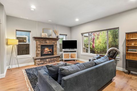 Tiny photo for 21352 NE Evelyn Place, Bend, OR 97701 (MLS # 220212041)