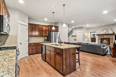Tiny photo for 21352 NE Evelyn Place, Bend, OR 97701 (MLS # 220212041)