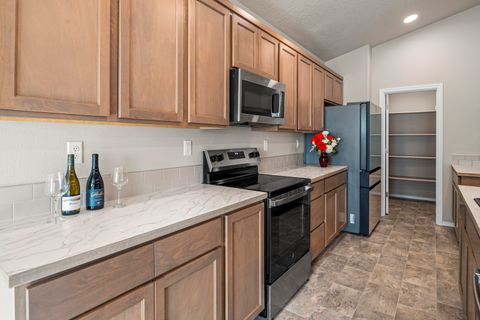 Tiny photo for 2346 NW Teak Place, Redmond, OR 97756 (MLS # 220212274)