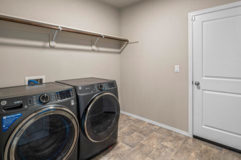 Tiny photo for 2346 NW Teak Place, Redmond, OR 97756 (MLS # 220212274)