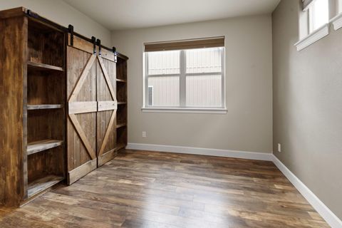 Tiny photo for 63131 NE De Haviland Street, Bend, OR 97701 (MLS # 220211637)