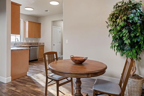 Tiny photo for 63131 NE De Haviland Street, Bend, OR 97701 (MLS # 220211637)