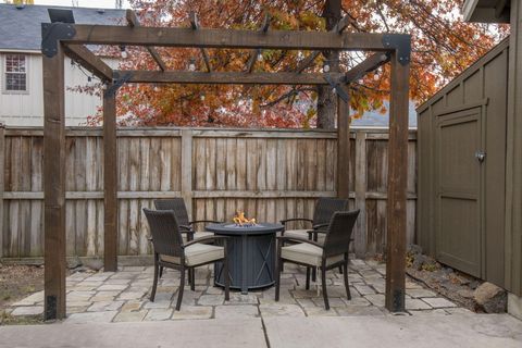 Tiny photo for 63131 NE De Haviland Street, Bend, OR 97701 (MLS # 220211637)