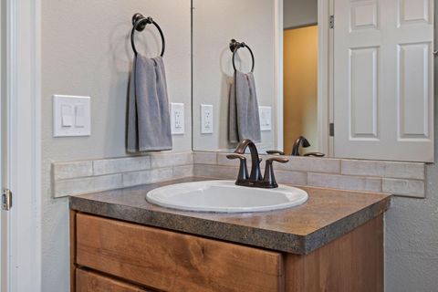 Tiny photo for 63131 NE De Haviland Street, Bend, OR 97701 (MLS # 220211637)