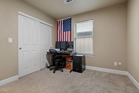 Tiny photo for 63131 NE De Haviland Street, Bend, OR 97701 (MLS # 220211637)