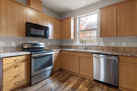 Tiny photo for 63131 NE De Haviland Street, Bend, OR 97701 (MLS # 220211637)